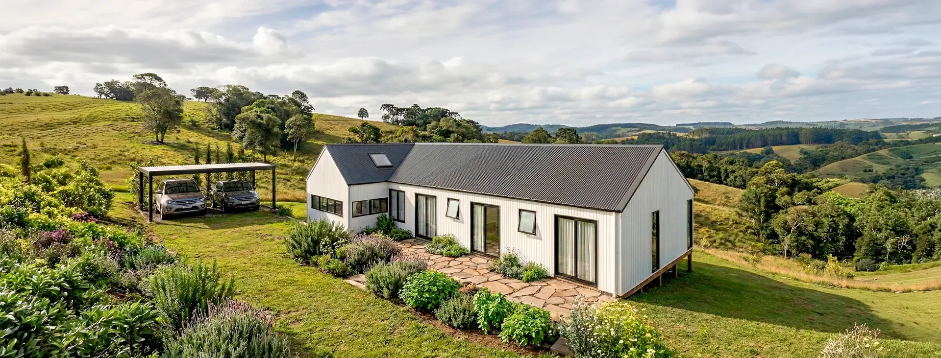Casa moderna branca em paisagem rural
