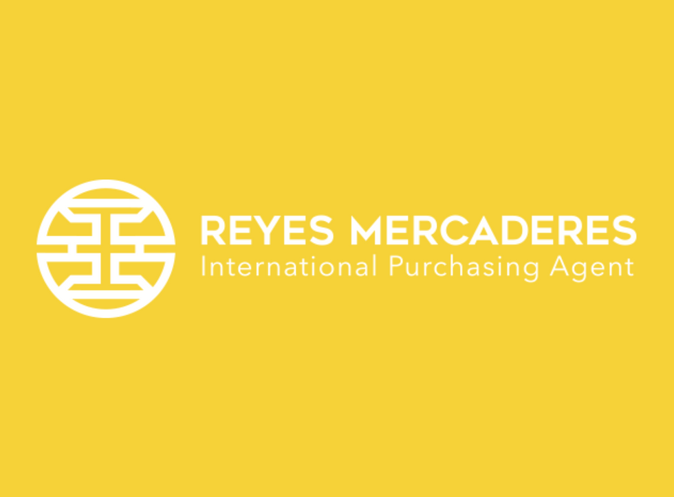 A imagem exibe a logo da Reyes Mercaderes, destacando a marca do cliente que passou por uma transformação significativa ao adotar a plataforma ChainWise. A logo simboliza a presença e atuação da empresa no setor de logística e distribuição, reforçando a parceria estratégica e o impacto positivo da solução na gestão de processos logísticos e planejamento de operações.