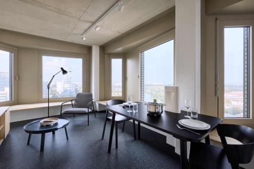 Interiér colivingového apartmánu a designovým nábytkem