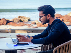 Télétravailler depuis son lieu de vacances, un aperçu du voyage de demain ?