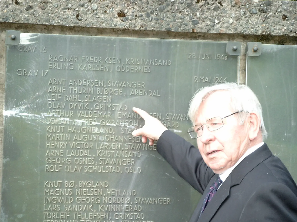 Motstandsmannen Kaare Dyvik ved krigsminnesmerket på Trandumskogen, der hans bror Olav ble henrettet 9. mai 1944. Foto: Privat