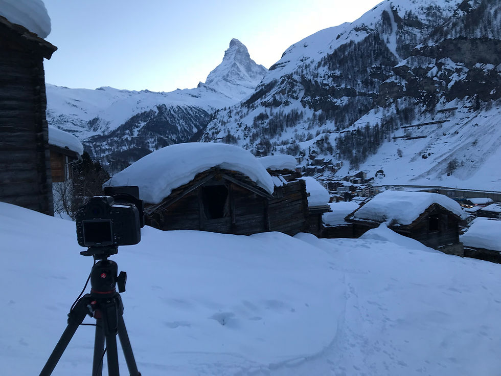 Walliser Stadel bei Zermatt mit Matterhorn im Hintergrund