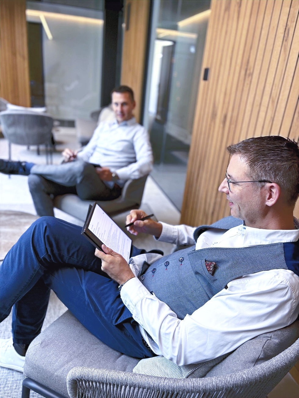 Besprechung im Atrium