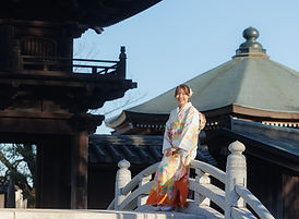 旧花田庭園で前撮りをする振袖女性