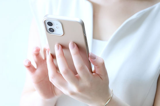 スマートフォンで問い合わせをする女性