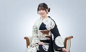 記念撮影する振袖の女性