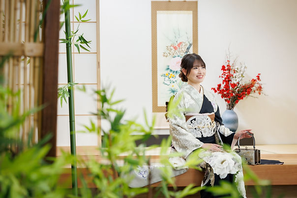 立川店スタジオで写真を撮られる女性