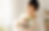 花を贈られてうれしそうな女性