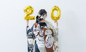 成人式を祝う女性