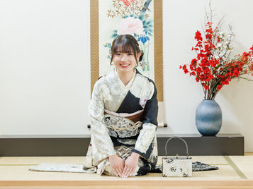 和室スタジオで撮影する振袖女性