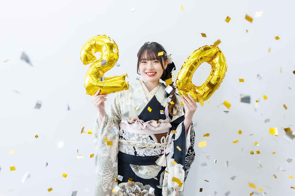 成人のお祝いをする振袖女性