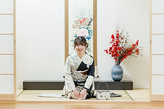 振袖を着てごあいさつする女性