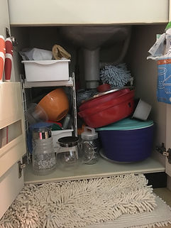 乱雑なキッチン収納棚