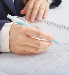 勉強している生徒