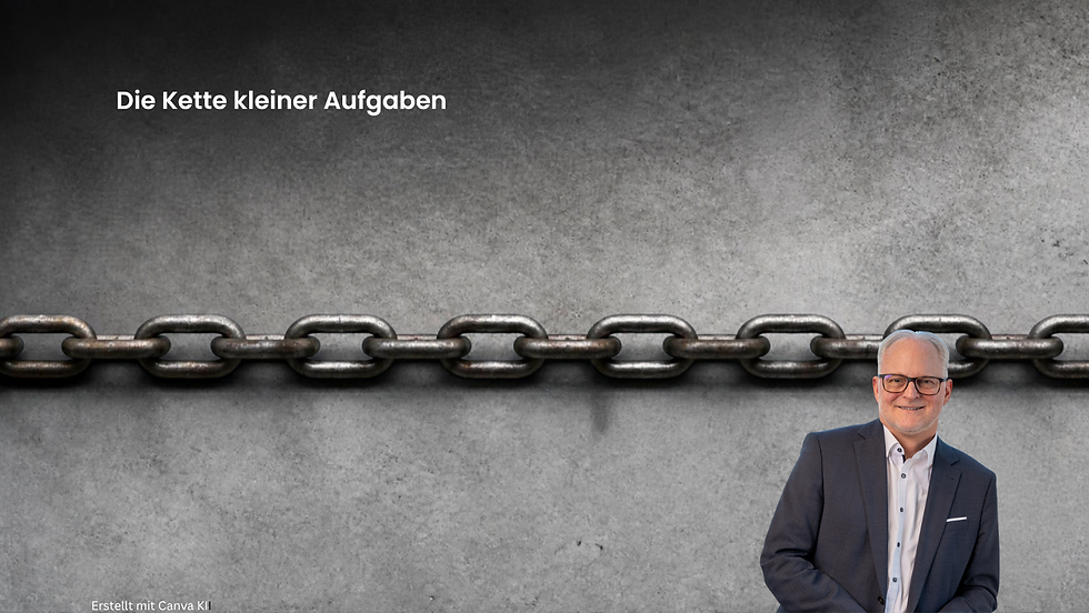 Massive Eisenkette, die sich waagrecht über eine Betonwand spannt, daneben Portrait von Alfred Nikolaus Kraemer