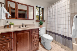 Guest Bath  3365 Southampton