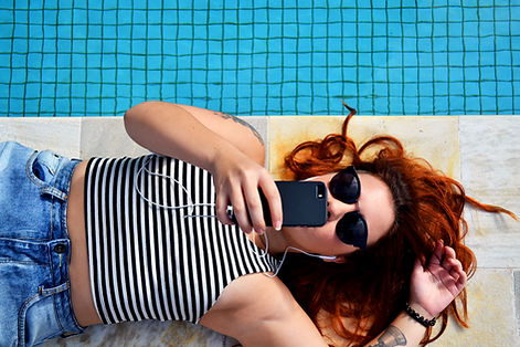 Fille pose au bord de la piscine