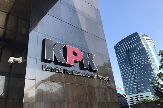 Juru bicara KPK Budi Prasetyo mengatakan pengusutan kasus ini melewati surat perintah penyidikan (sprindik) umum yang baru diterbitkan pada hari ini. Budi menjelaskan, dugaan korupsi notifikasi perbankan tersebut berjenis Short Message Service (SMS) dan WhatsApp. "Belum ada penetapan tersangka," ucap Budi lewat keterangan tertulisnya pada Jumat, 5 Juni 2026.