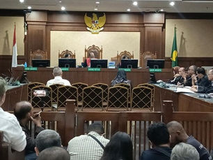 2 Terdakwa Kasus Korupsi LNG Divonis 4,5 dan 3,5 Tahun Penjara