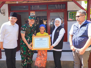 Tinjau Program Bedah Rumah di Jember, Gubernur Khofifah Pastikan Pasca Renovasi Rumah Aman, Layak Huni, dan Bersanitasi Baik