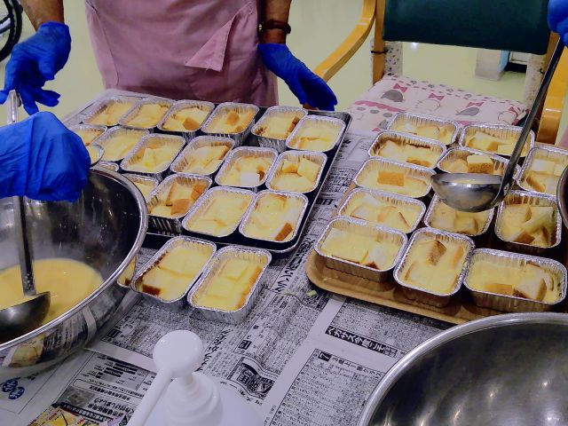 砂糖とたまごと牛乳で作った液を入れて、、、