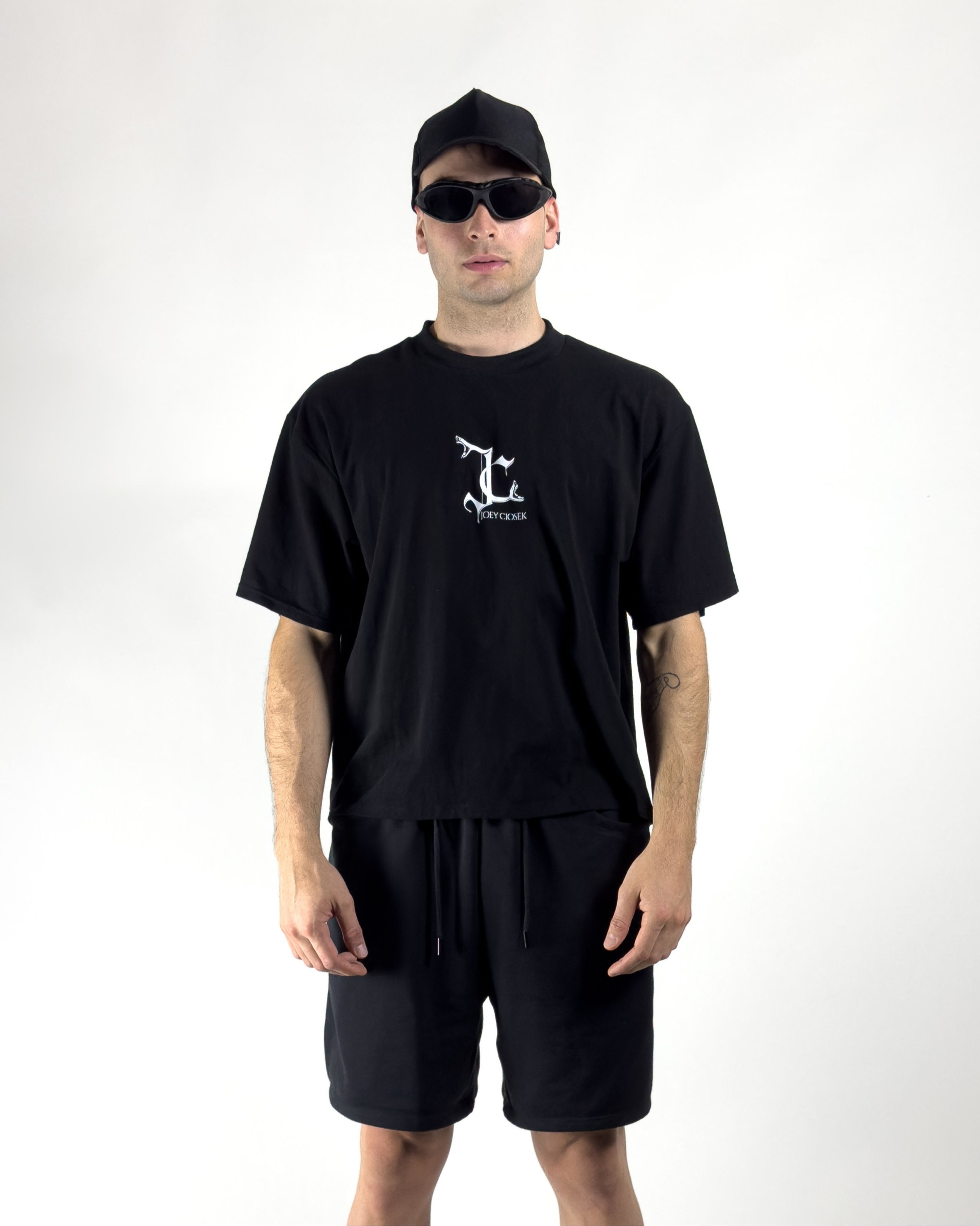 Remera boxy fit monograma 96% algodon 4% spandex