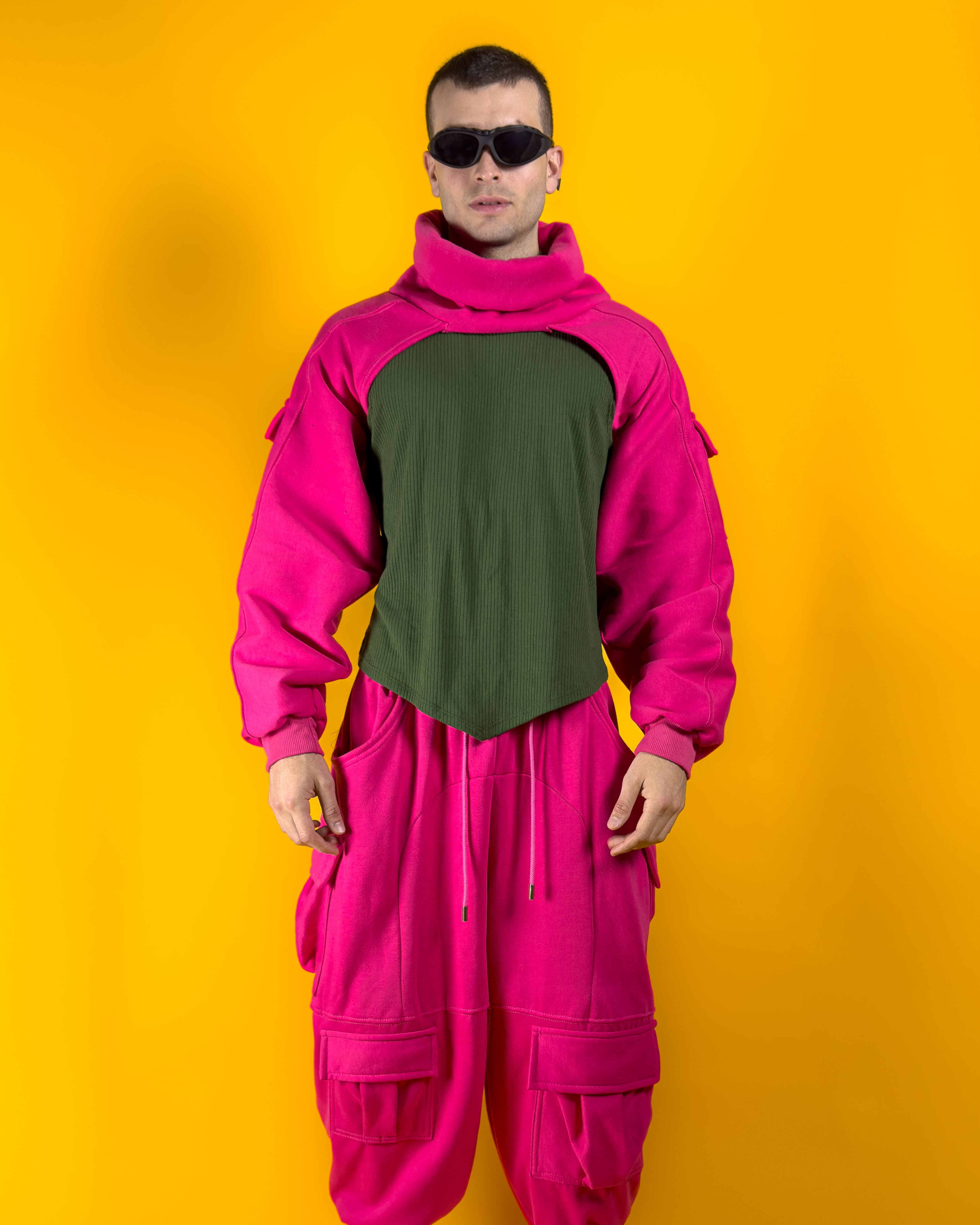 pantalon cargo + musculosa rib + mangas deportivas