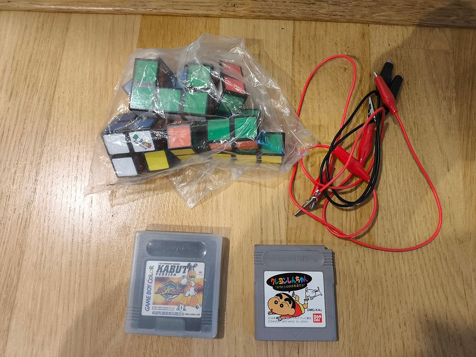 Some aligator clips and Medarot 2 Crayon Shin-Chan: Ora to Shiro wa Otomodachi da yo japanese GB games