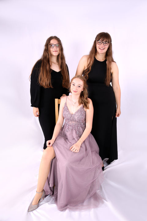 Eventfotografie Abiball Bautzen – Schüler bei einer festlichen Abschlussfeier mit Tanz und ausgelassener Stimmung