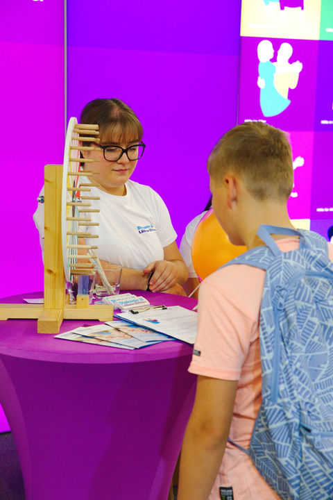 Messefotografie Messepark Löbau – Besucher an Ausstellungsständen im Gespräch