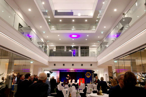 Eventfotografie Lions Club Bautzen – Gäste und Teilnehmer im Austausch bei einer Konferenz