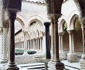 Pátio Duomo Monreale com capitéis historiados