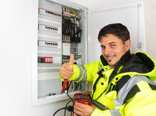 A skilled Handwerker in Dortmund booked through Co-Tasker, can solve your electrical problems quickly and efficiently. Whether it’s fixing a short circuit, installing new lights, or improving your home’s electrical system, Co-Tasker has you covered.