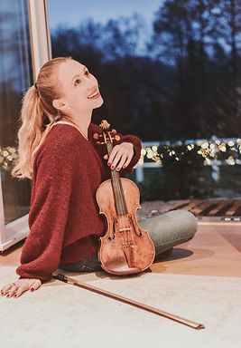 Johanna am Abend sitzend vor einem Fenster