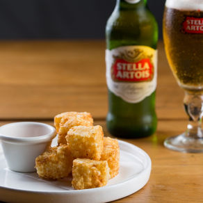 Petiscos do famoso chef inglês Jamie Oliver acompanhados de cervejas, drinks, vinhos e espumantes