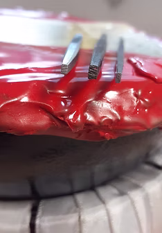 étape de ciselure en tracé matis de manchette en argent