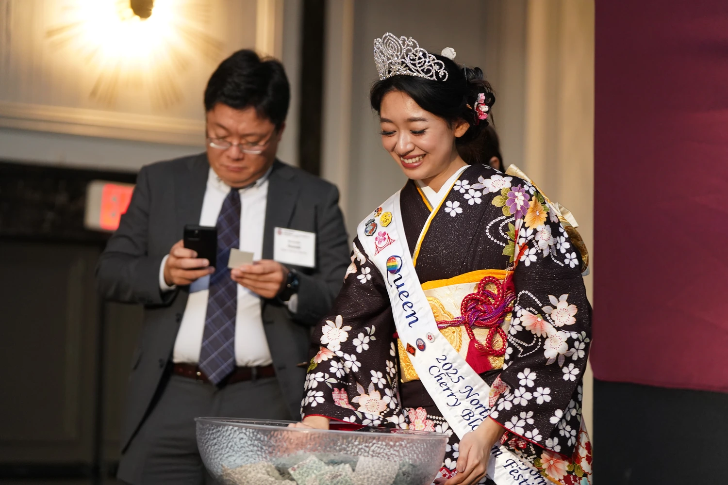 ラッフルの当選番号が発表される度に大きな歓声が上がりました。