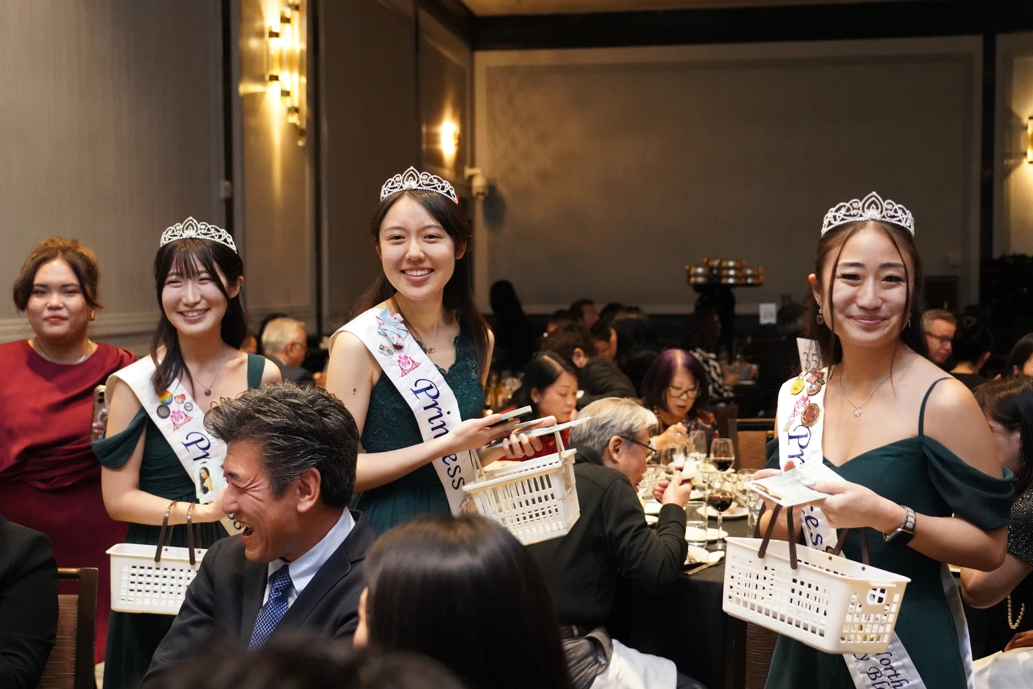 ラッフルの当選番号が発表される度に大きな歓声が上がりました。