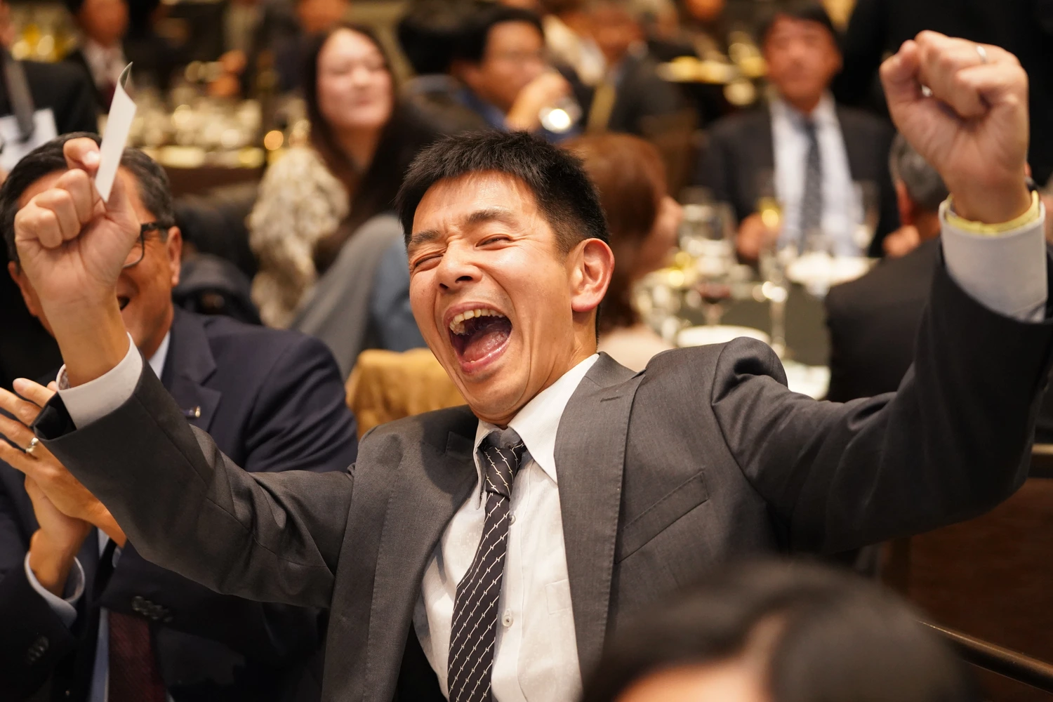 ラッフルの当選番号が発表される度に大きな歓声が上がりました。