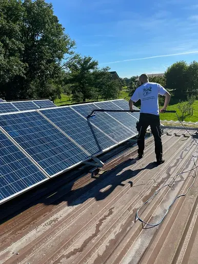 Reinigung Solarmodule/Photovoltaikanlagen/Gebäudereinigung