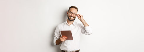 selbstbewusster-geschaeftsmann-der-an-einem-digitalen-tablet-arbeitet-das-gluecklich-ueber