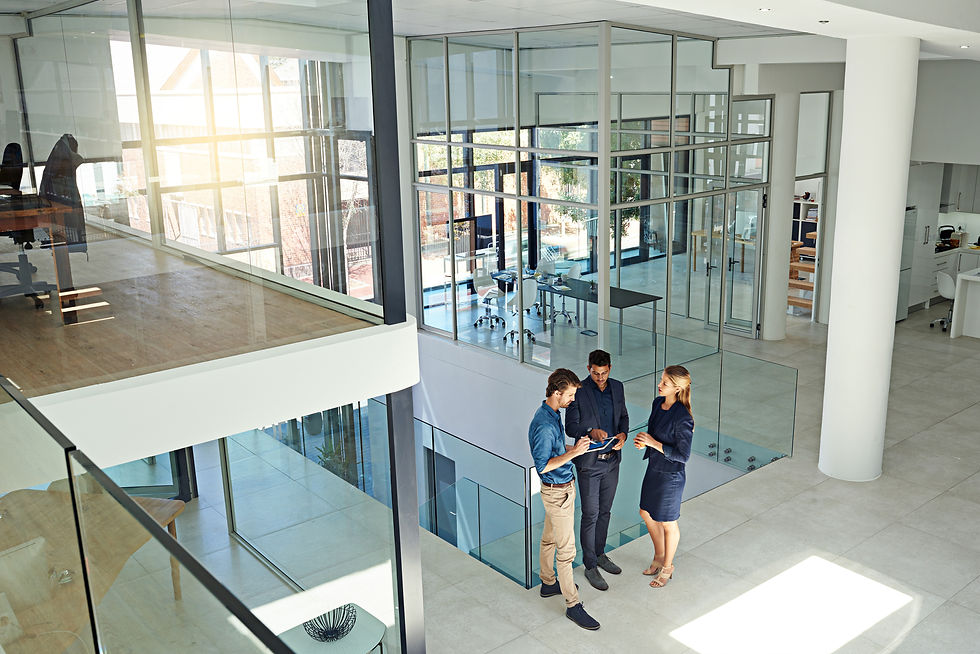 moderne-unternehmen-brauchen-moderne-denker-aufnahme-von-drei-kollegen-die-sich-ueber-ein-