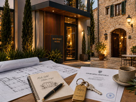 Kolažna fotografija koja prikazuje ulaz u moderan boutique hotel i kameni heritage objekt, uz stol s nacrtima, bilježnicom, ključem hotelske sobe, dokumentom uporabne dozvole i šalicom kave, kao simbol planiranja i izazova otvaranja malog hotela.