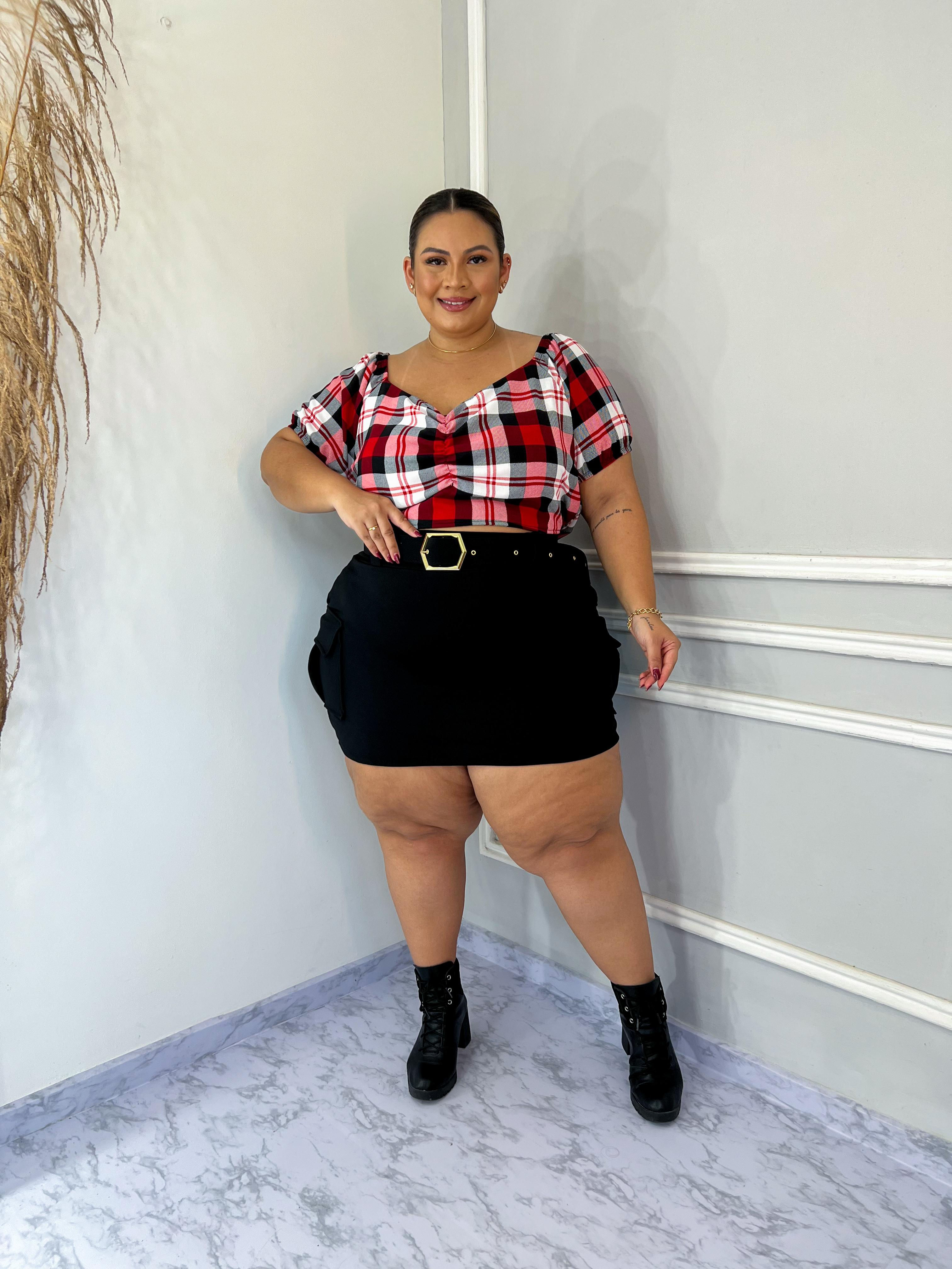 Cropped verm/branco e short saia