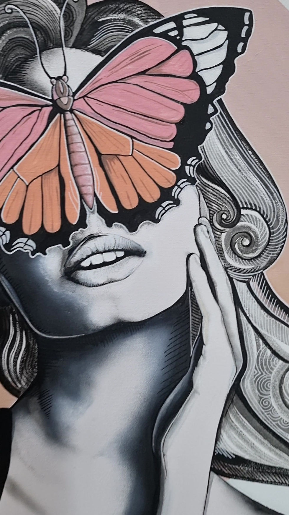 תמונה ממוזערת: תקריב על הציור "אישה ופרפר" של טניה דודסקו, המדגיש את הפרפר הצבעוני שמסתיר את עיניה של הדמות.