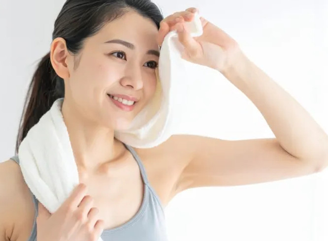 パーソナルジムFit-meオンライントレーニングで汗を流す女性