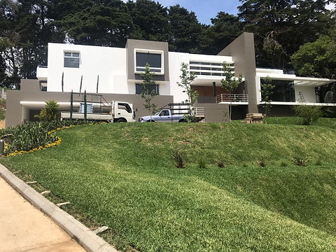 Casa minimalista con detalles en gris