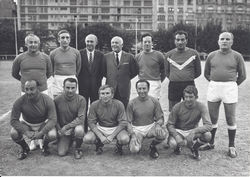 1971 A. Peretti et L. Newirth avec le football club des parlementaires
