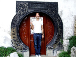 behave like a Chinese tourist