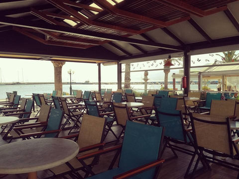 Renovation of a seafront café–pâtisserie in the heart of Sitia.